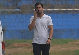 El teléfono de Miguel Linares, director deportivo del Real Avilés, echa humo en unos días frenéticos para él.