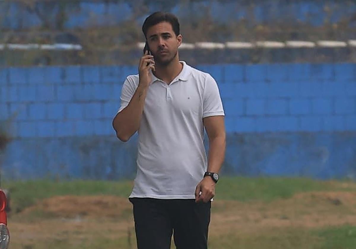 El teléfono de Miguel Linares, director deportivo del Real Avilés, echa humo en unos días frenéticos para él.