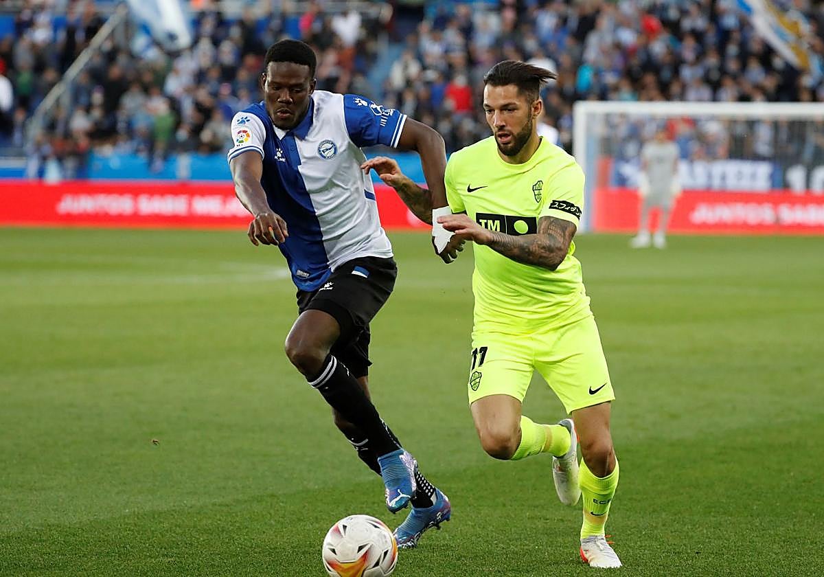 Loum persigue al jugador del Elche Tete Morente, en un Alavés - Elche de hace tres temporadas.