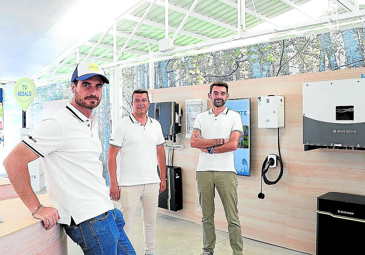 Los fundadores de Masnorte, Darío García, Antonio Álvarez y Pablo Suárez, en su estand