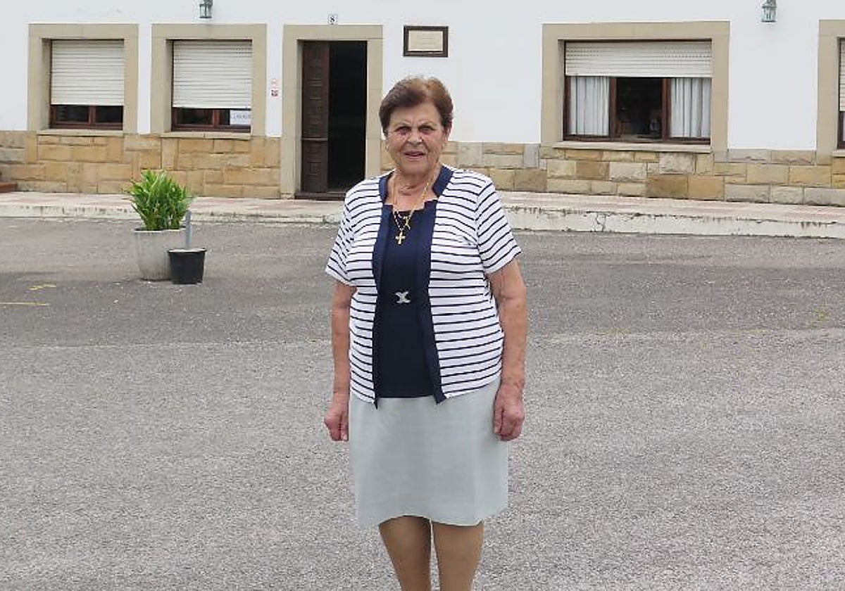 Mari Carmen Bastián, junto al restaurante Casa Nicasia, en Quintueles.