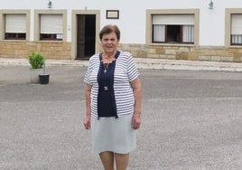 Mari Carmen Bastián, junto al restaurante Casa Nicasia, en Quintueles.