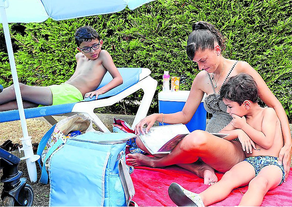 Imagen secundaria 1 - Oviedo se lanza a la piscina: «Venimos mucho, aquí pasas el día a remojo»