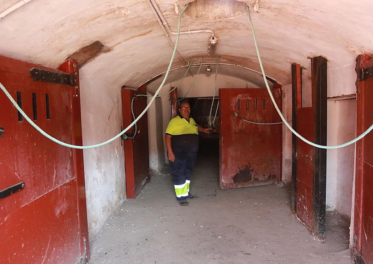 Imagen secundaria 1 - A la izquierda, Alfredo López se encarga cada año de que todo quede preparado para las faenas; a la derecha, Fernando Morata riega la arena para que quede asentada.