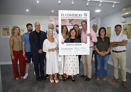 Concejales y miembros de la dirección política de la Agrupación Socialista de Gijón, en el photocall de EL COMERCIO, junto al director del periódico.