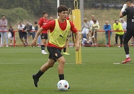 Dani Queipo conduce el balón en el entrenamiento de ayer en la Escuela de Mareo.