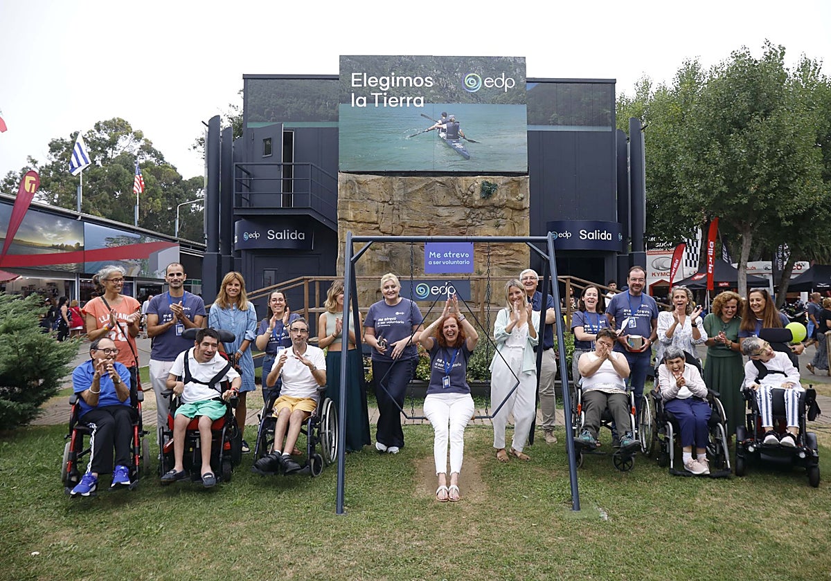 Voluntariado de EdP junto con miembros de Aspace y del Banco de Alimentos