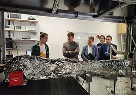 El consejero de Ciencia, Borja Sánchez (centro), con el alcalde de San Martín, José Ramón Martín Ardines (a la derecha), en una visita reciente al centro TIC.