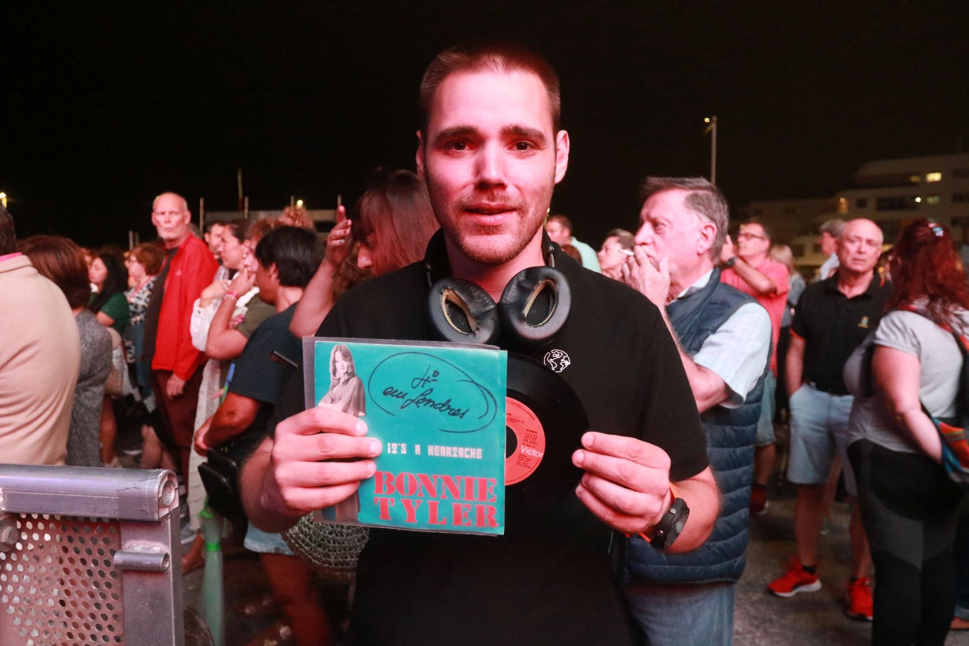 Bonnie Tyler cautiva Gijón con su voz rasgada y grandes éxitos