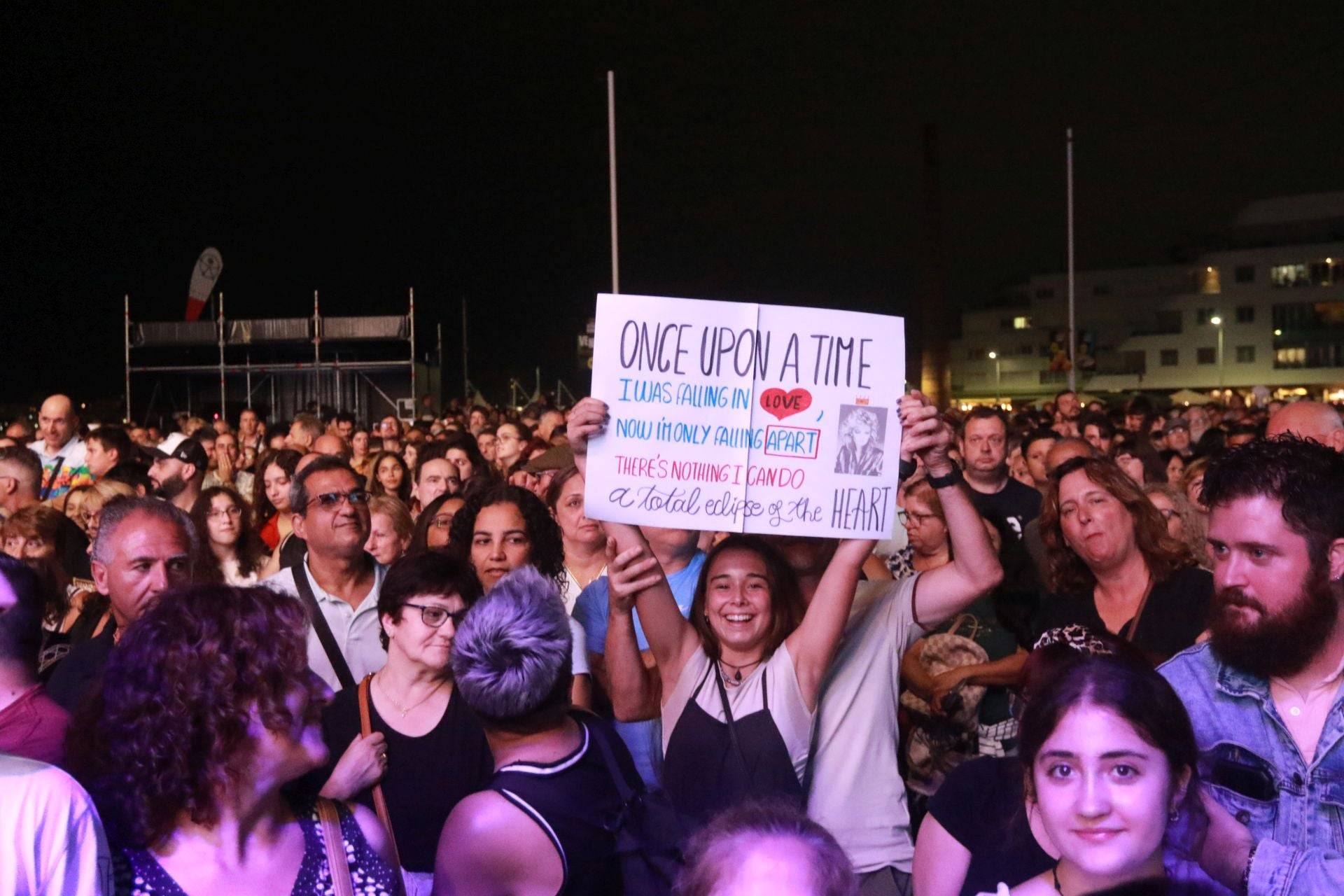 Bonnie Tyler cautiva Gijón con su voz rasgada y grandes éxitos