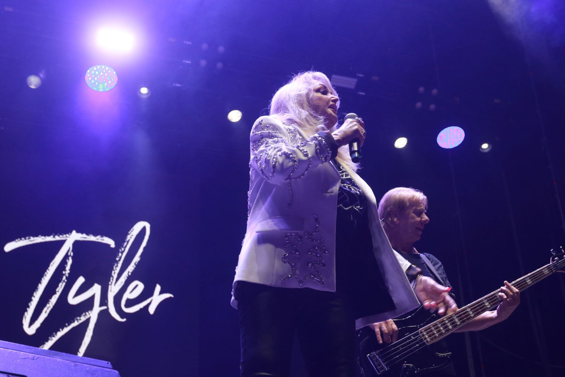 Bonnie Tyler cautiva Gijón con su voz rasgada y grandes éxitos