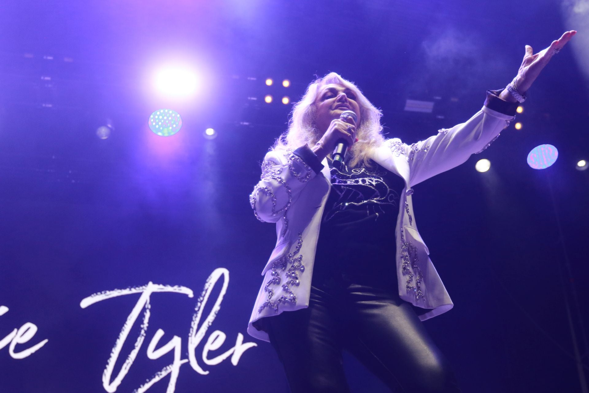 Bonnie Tyler cautiva Gijón con su voz rasgada y grandes éxitos