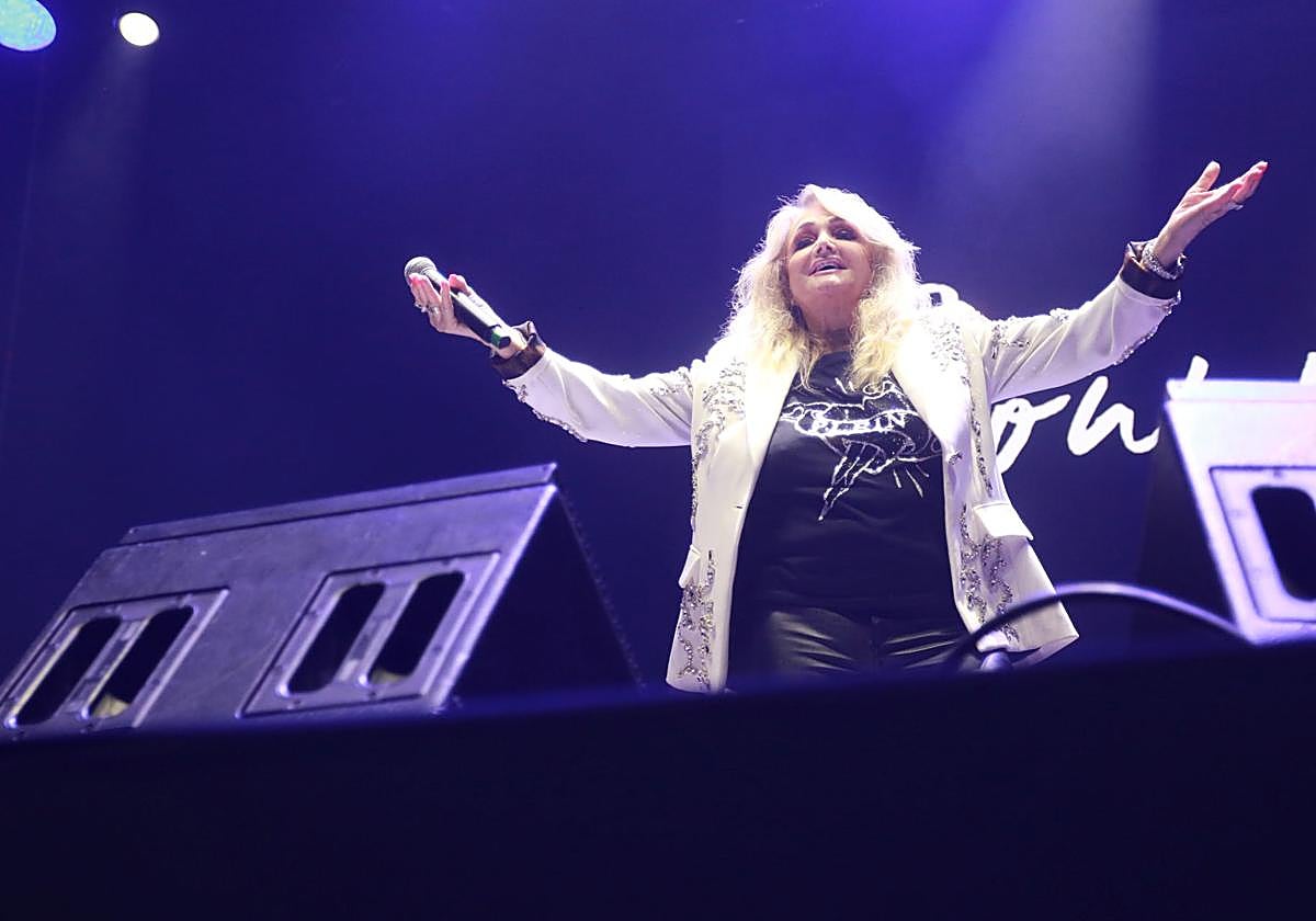 Bonnie Tyler protagonizó un concierto en el escenario de Poniente en el que exhibió toda su garra.