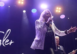 Bonnie Tyler cautiva Gijón con su voz rasgada y grandes éxitos