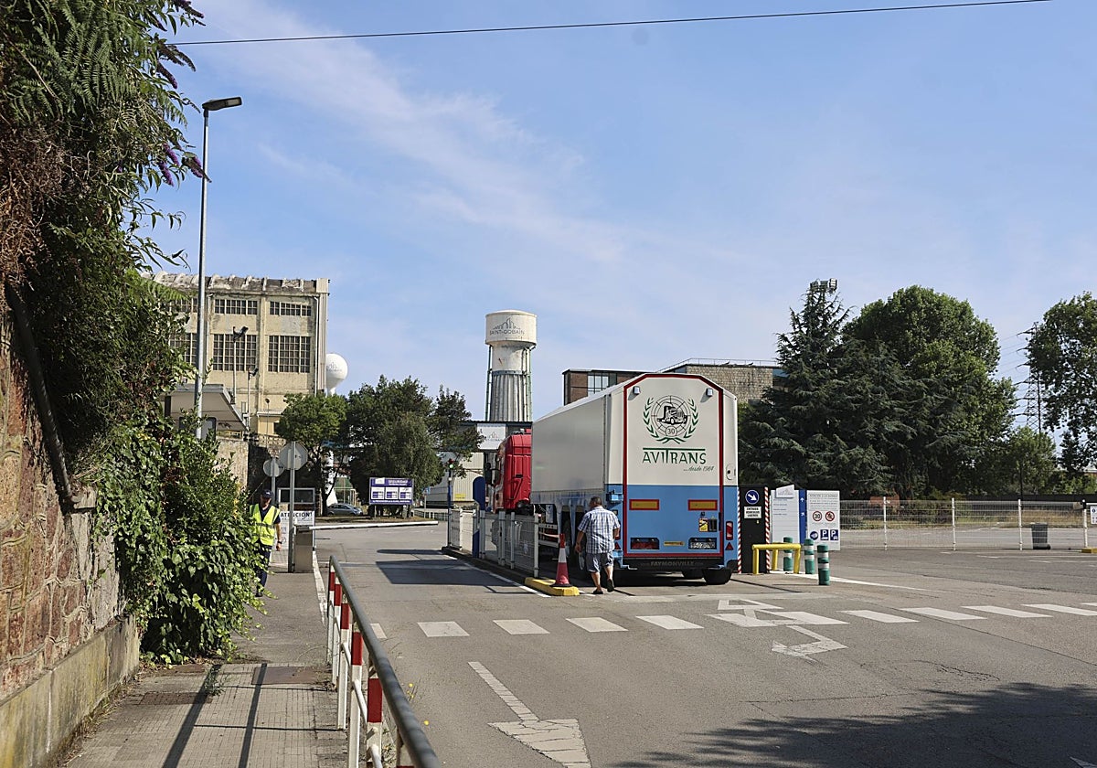 Acceso a la factoría de Saint-Gobain en Avilés.