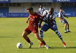 Babin presiona a un rival en el amistoso frente a la Cultural Leonesa.