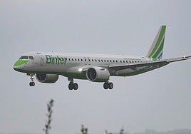 Una aeronave de Binter se acerca al aeropuerto de Asturias para aterrizar.