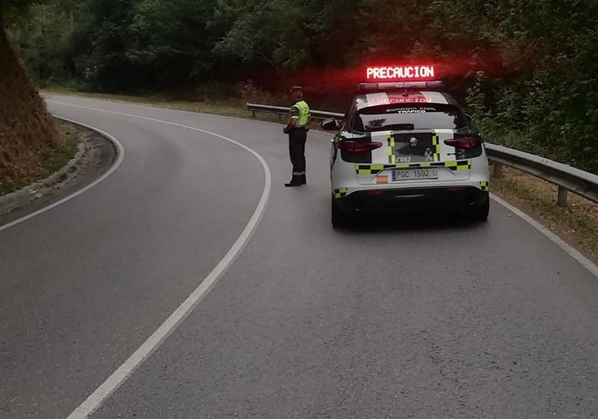 Un agente de la Guardia Civil controla el tráfico.