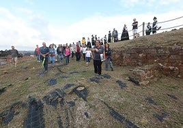 Una visita guiada al Castillo de Gauzón de Raíces, en Castrillón.
