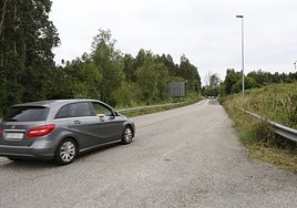 Un tramo de la carretera que conecta Laa Peral y La Cruz de Illas, zona donde podría ubicarse la parcela.