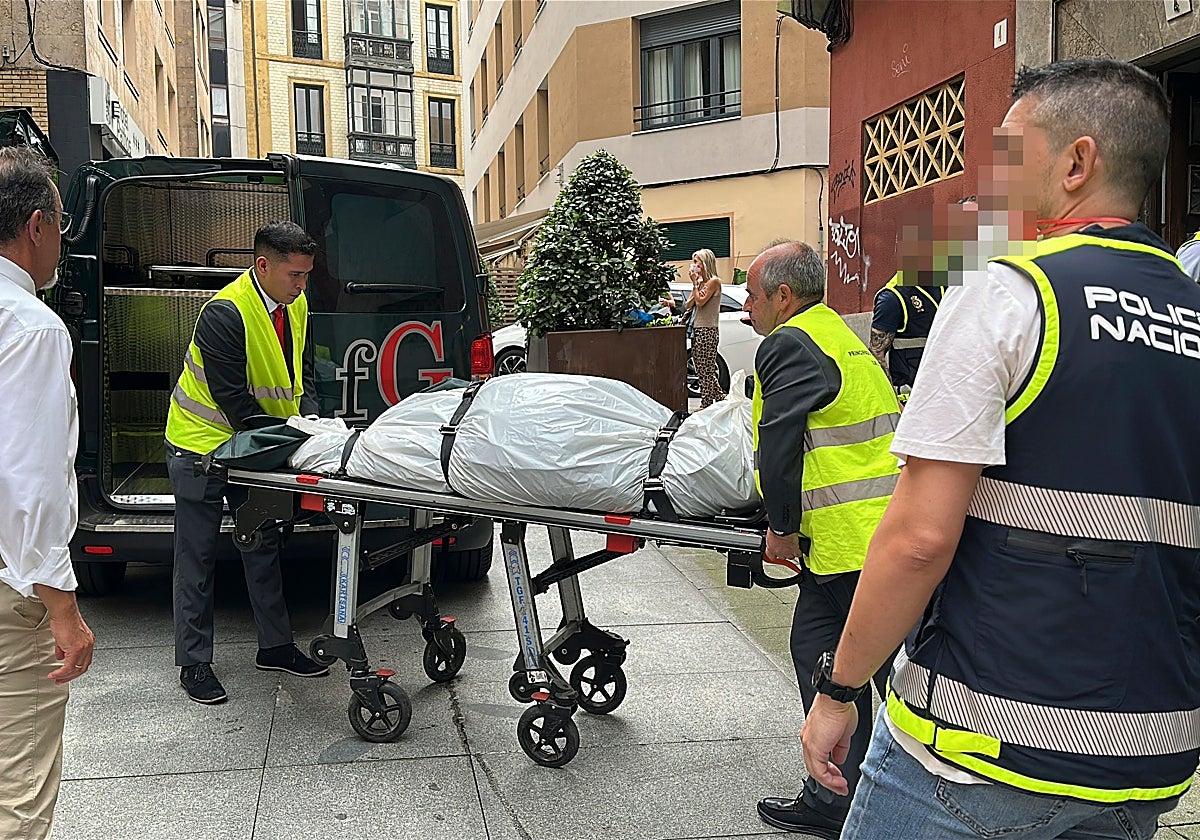 Traslado de los restos mortales de Susana Sierra, cuyo cadáver fue encontrado en un cubo de basura de la casa de su pareja.