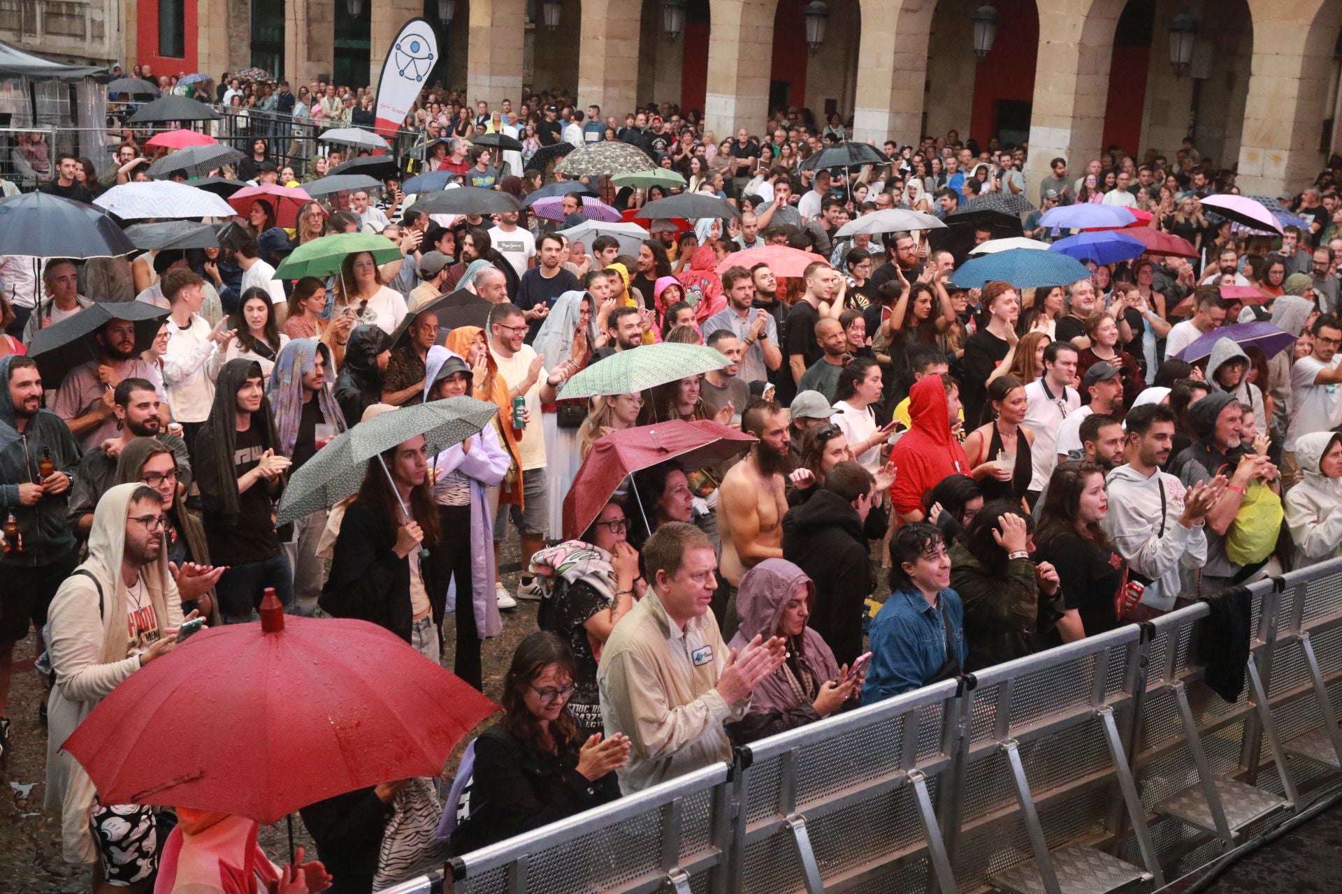 Delaporte vence a la lluvia en la plaza Mayor de Gijón