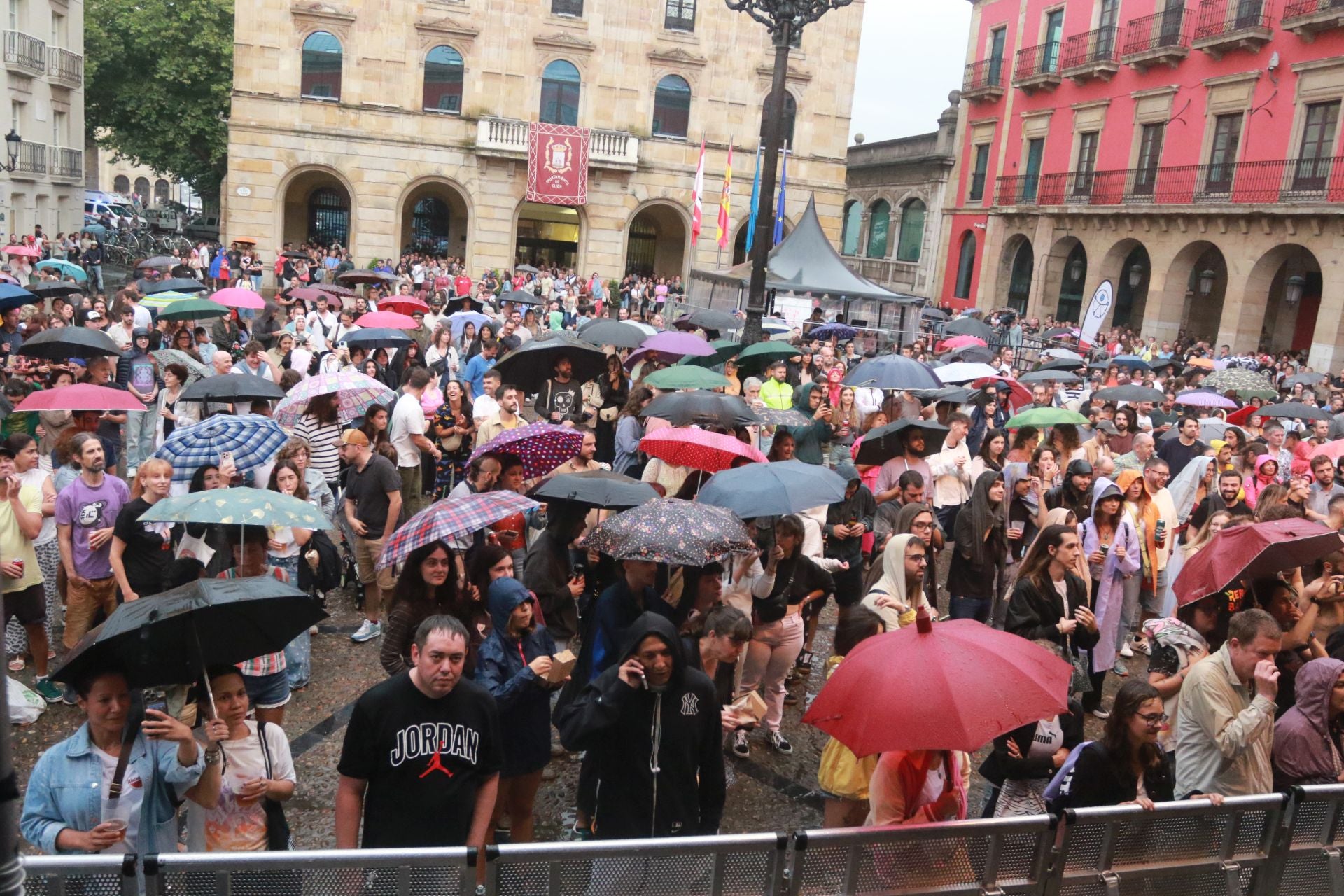 Delaporte vence a la lluvia en la plaza Mayor de Gijón