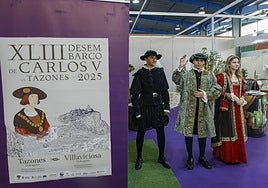 Carlos V, en el centro, saludo al público en la Fidma entre Lauren Vital y la Infanta Leonor.