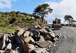 Trabajos de movimientos de tierras para la construcción del polígono eólico de Carrugueiro.