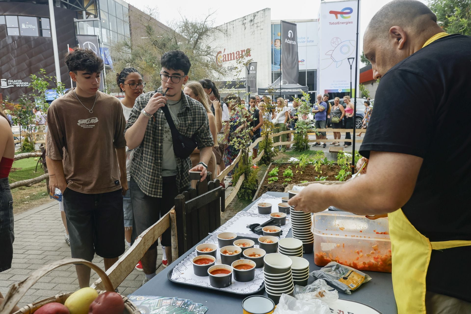 Un recorrido por la Feria de Muestras entre sirenas y Jovellanos con fabada para reponer fuerzas