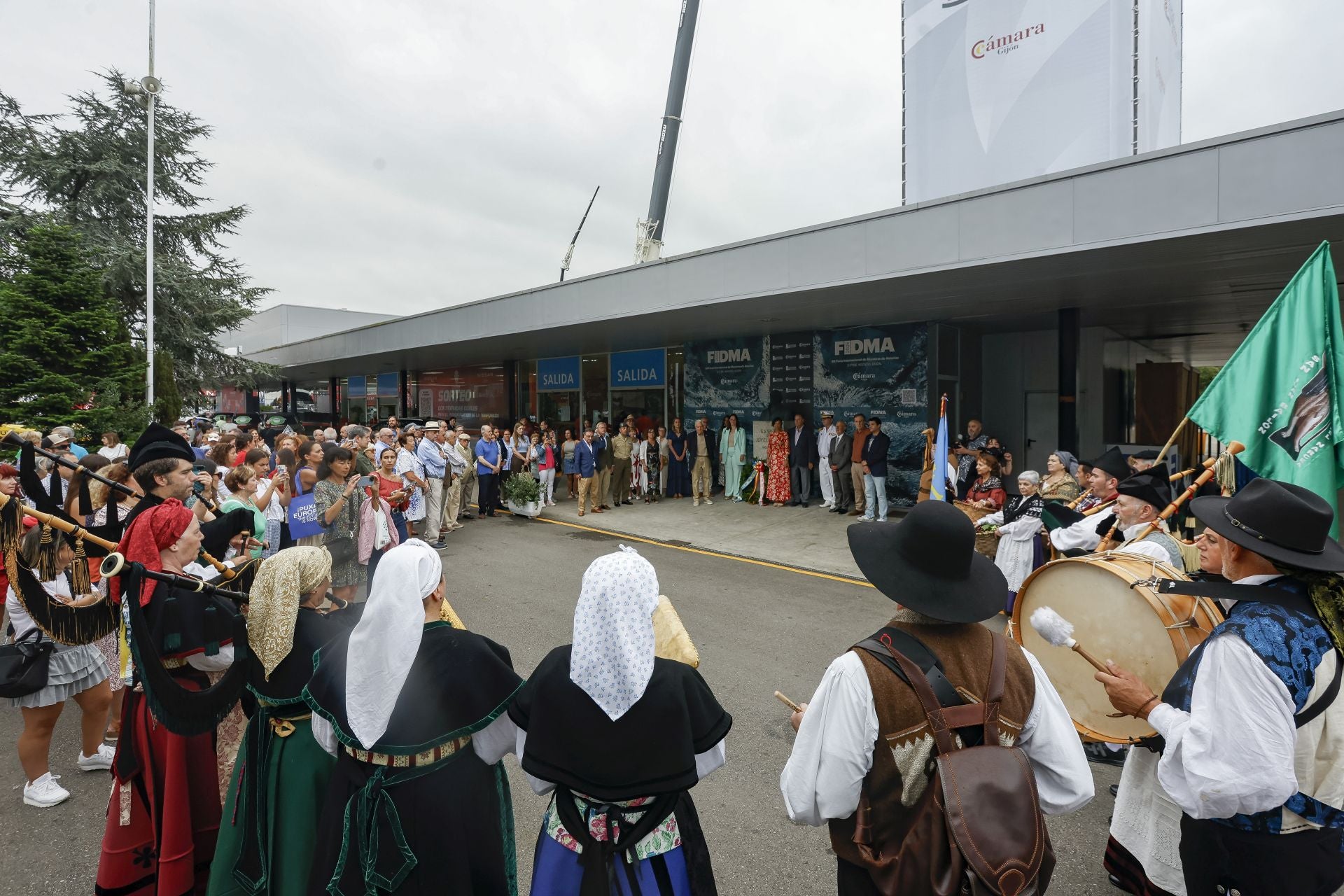 Un recorrido por la Feria de Muestras entre sirenas y Jovellanos con fabada para reponer fuerzas