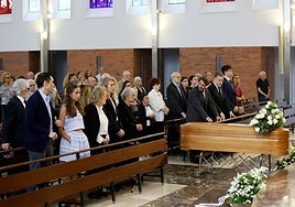 Familiares y amigos observan el momento en que se instala el ataúd de José María Casielles en la iglesia.