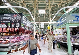 Clientes en el mercado de El Fontán, en Oviedo.