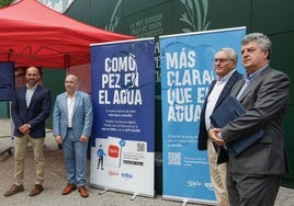 Jesús Martínez Salvador, Rodrigo Pintulules, José Ramón García Cañal y Vidal Gago, este miércoles, en la Feria, en el punto informativo sobre la nueva factura de la EMA en el estand del Ayuntamiento de Gijón.