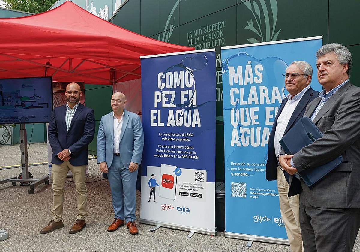 Jesús Martínez Salvador, Rodrigo Pintulules, José Ramón García Cañal y Vidal Gago, este miércoles, en la Feria, en el punto informativo sobre la nueva factura de la EMA en el estand del Ayuntamiento de Gijón.