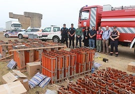 Rafael González y Arturo Artime, inspector y jefe de la Policía Local; Óliver Suárez, presidente de Divertia; Nuria Bravo, edil de Seguridad Ciudadana; Luis Brunchú, responsable artístico de Pirotecnia Zaragozana; Javier Álvarez Villazón, jefe del Servicio de Bomberos; Luis Moreno, jefe de Protección Civil, y Álister Iglesias, también de Protección Civil, visitan el dispositivo de seguridad y el montaje de los fuegos en el cerro de Santa Catalina.