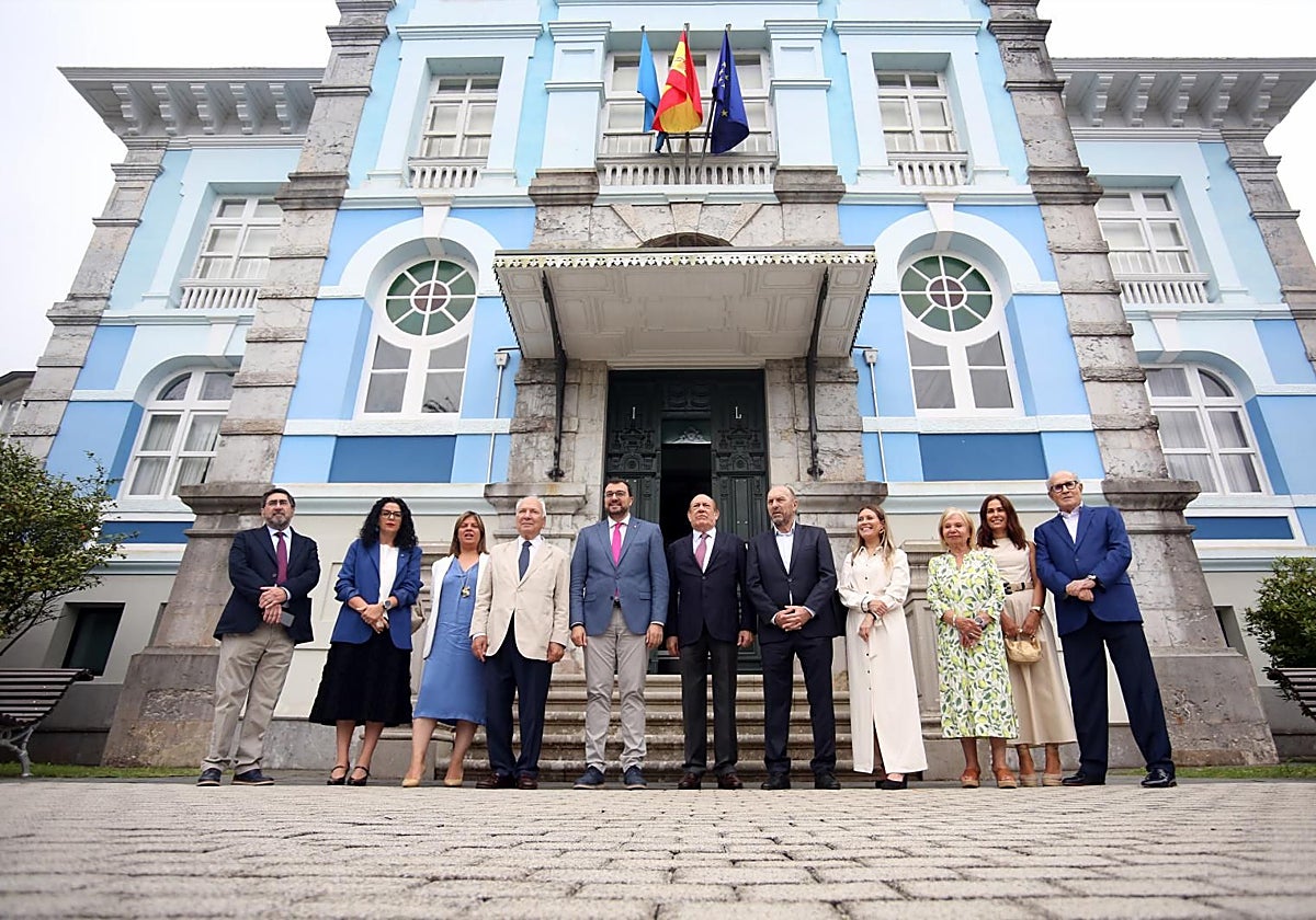 Por la izquierda, Santiago González, Vanessa Gutiérrez, Gimena Llamedo, Francisco Rodríguez, Adrián Barbón, Antonio Suárez, Juan Cofiño, Olaya Romano, Antonio Fernández Felgueroso, Ana María Rodríguez y Antonio Pérez-Simón, ante la Quinta Guadalupe, en Colombres.