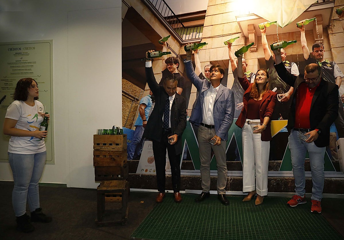 César Suárez Junco, director-gerente de Crivencar-Tierra Astur; Borja Sánchez,∙consejero de Ciencia, Industria y Empleo; Begoña López, directora gerente del Sepepa, y Tomás Santos, director de Formación y Recursos Humanos de Crivencar-Tierra Astur echan un culín siguiendo las instrucciones de Alexandra Castellanos, de la sidrería Fonte Villoria, de Lugones.