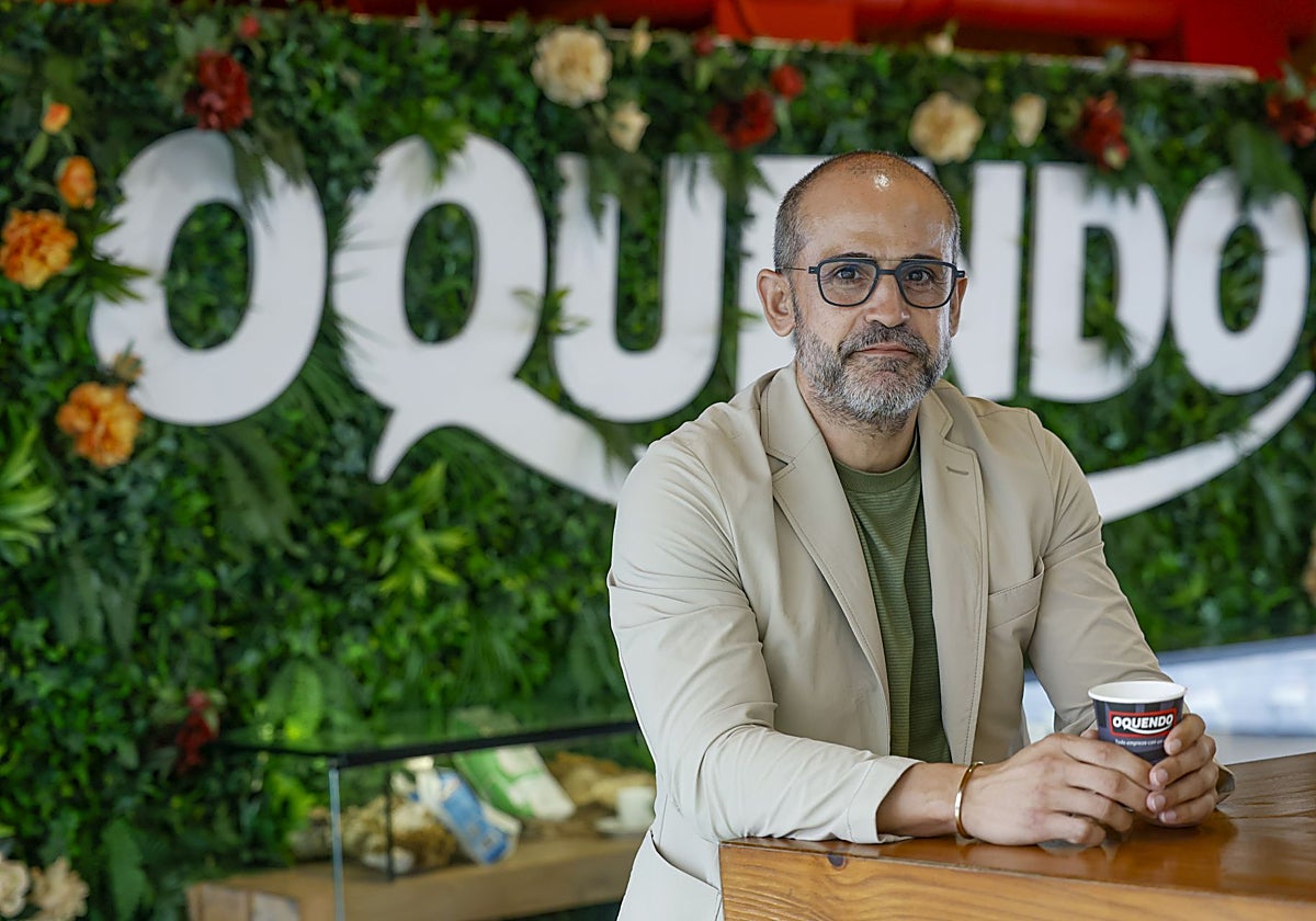 Juan Díaz, saboreando un café