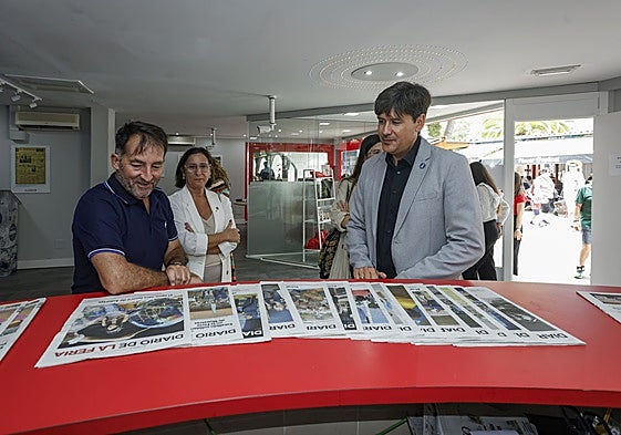 El consejero visitó el estand de EL COMERCIO.