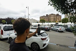 Control de los decibelios desde la calle de Esther Carreño.