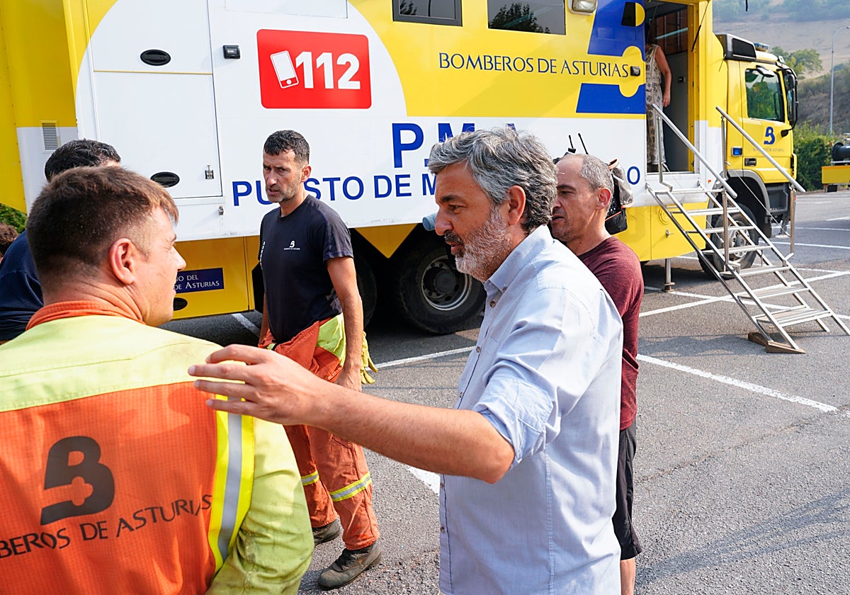 Alejandro Calvo, en el puesto de mando avanzado en Cangas del Narcea.