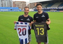 Campabadal y Nando, ayer con sus camisetas en el césped del Suárez Puerta.