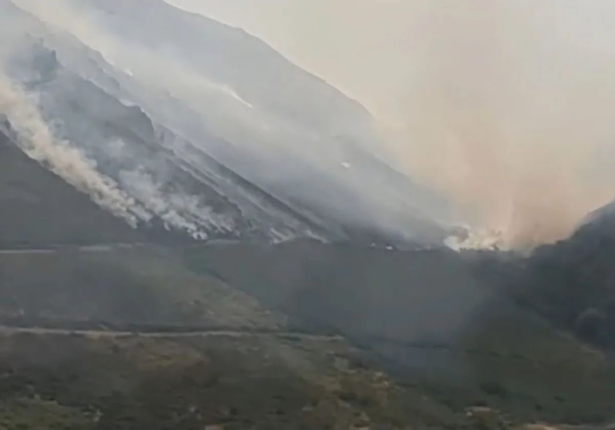 Alerta en Genestoso, en Cangas del Narcea: los bomberos y el Ejército luchan contra el fuego «descontrolado»