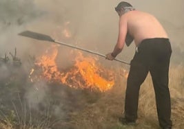 El párroco del santuario de El Acebo, Juan José Blanco Salvador, intentando sofocar las llamas con una pala.