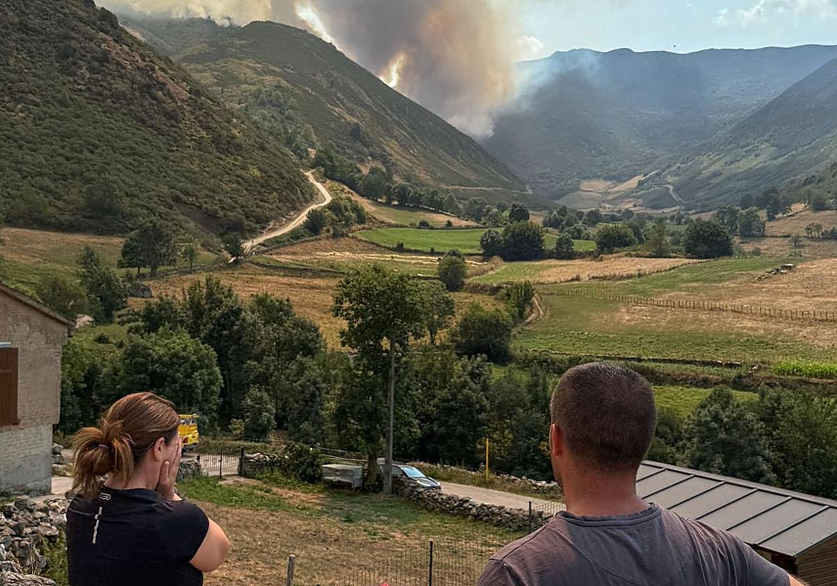 Alerta en Genestoso, en Cangas del Narcea: los bomberos y el Ejército luchan contra el fuego «descontrolado»