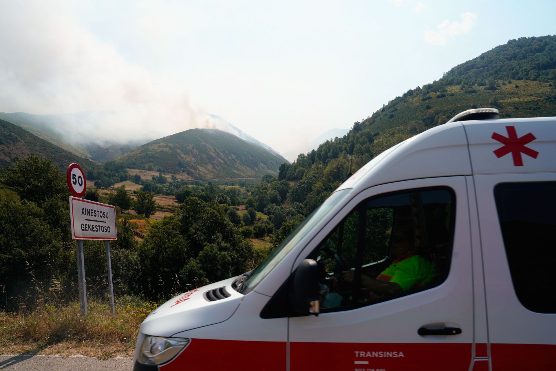 Alerta en Genestoso, en Cangas del Narcea: los bomberos y el Ejército luchan contra el fuego «descontrolado»
