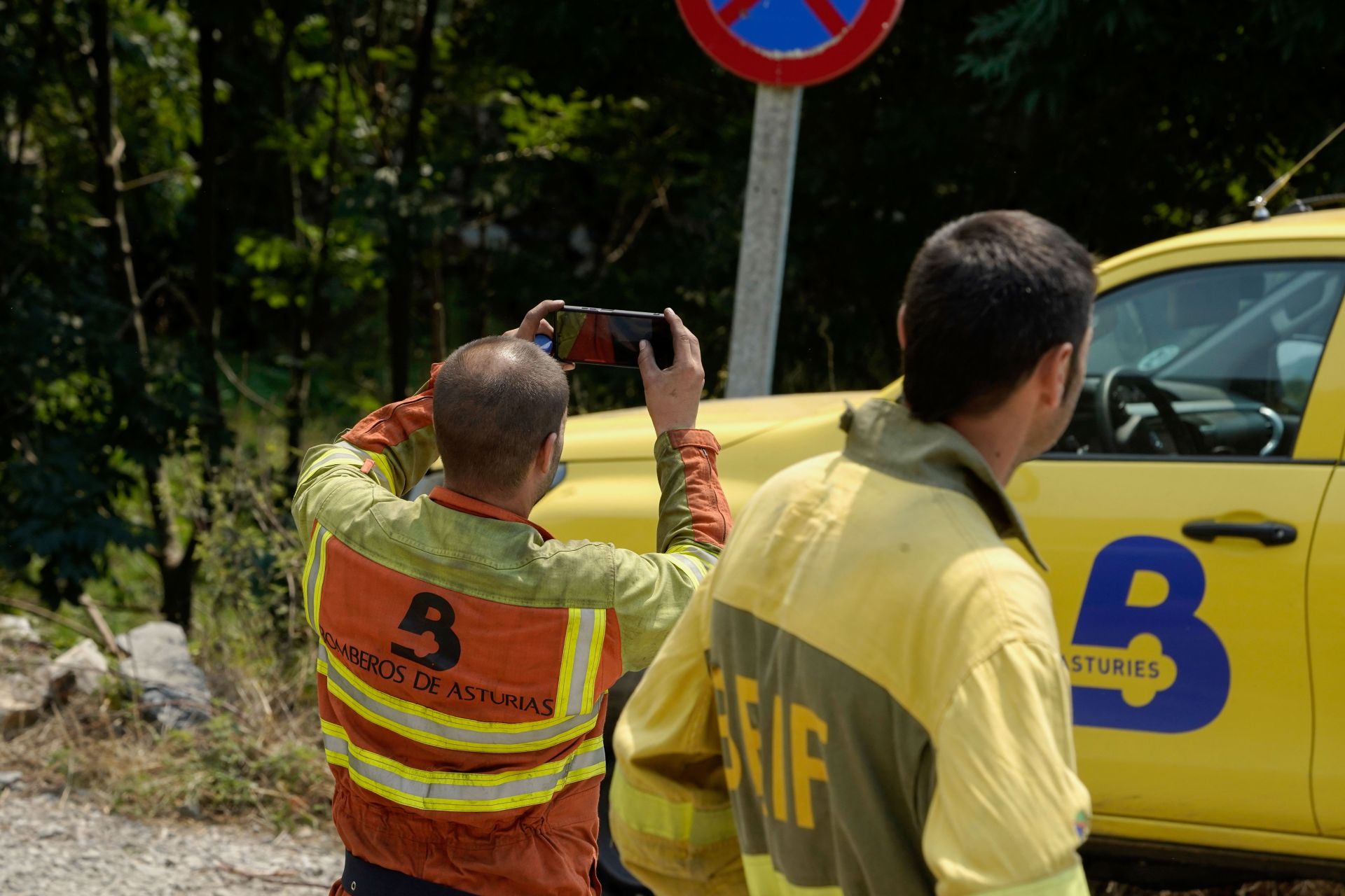 Alerta en Genestoso, en Cangas del Narcea: los bomberos y el Ejército luchan contra el fuego «descontrolado»