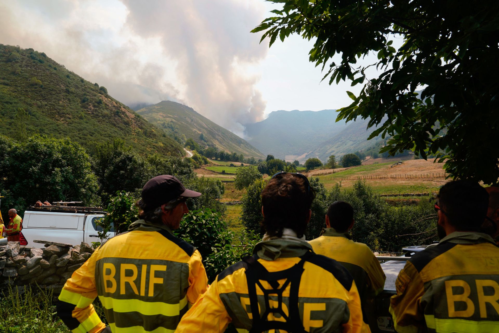 Alerta en Genestoso, en Cangas del Narcea: los bomberos y el Ejército luchan contra el fuego «descontrolado»