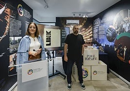 Covadonga Díaz y José Castellano, ayer en el estand de Oviedo de la Feria de Muestras.